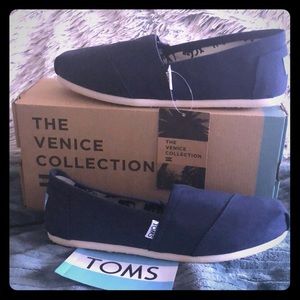 Brand new Toms Classic in Navy size 10